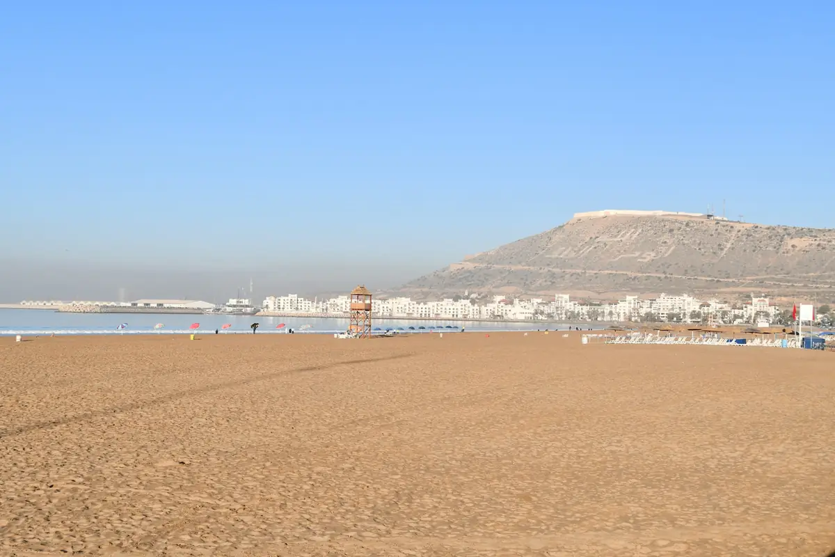 شاطئ أغادير وتلة قصبة أكادير أوفلا في المغرب