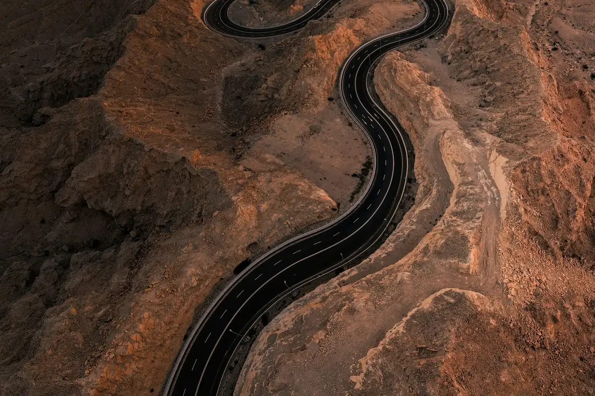 طريق جبل حفيت المتعرّج في العين