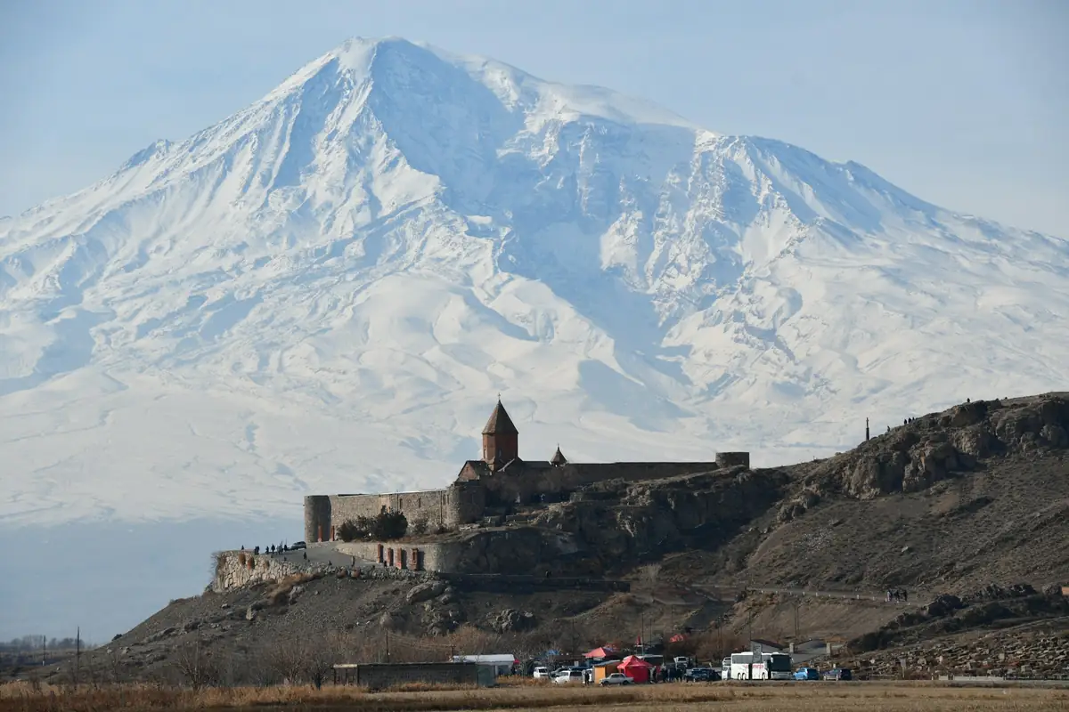 دير خور فيراب أمام جبل أرارات في أرمينيا