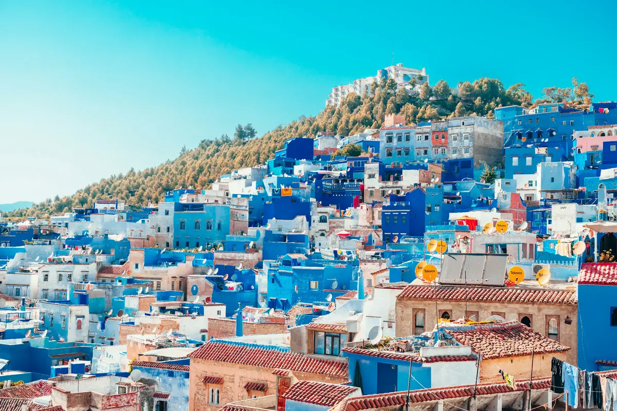 بيوت شفشاون الزرقاء على سفح الجبل