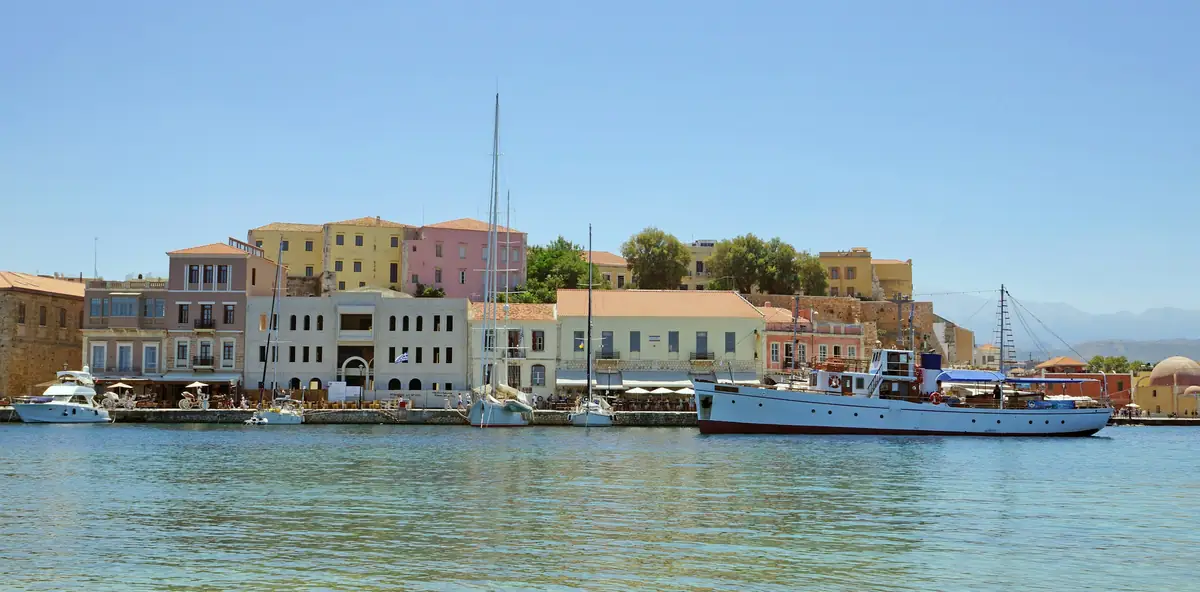 الميناء القديم في خانيا بجزيرة كريت