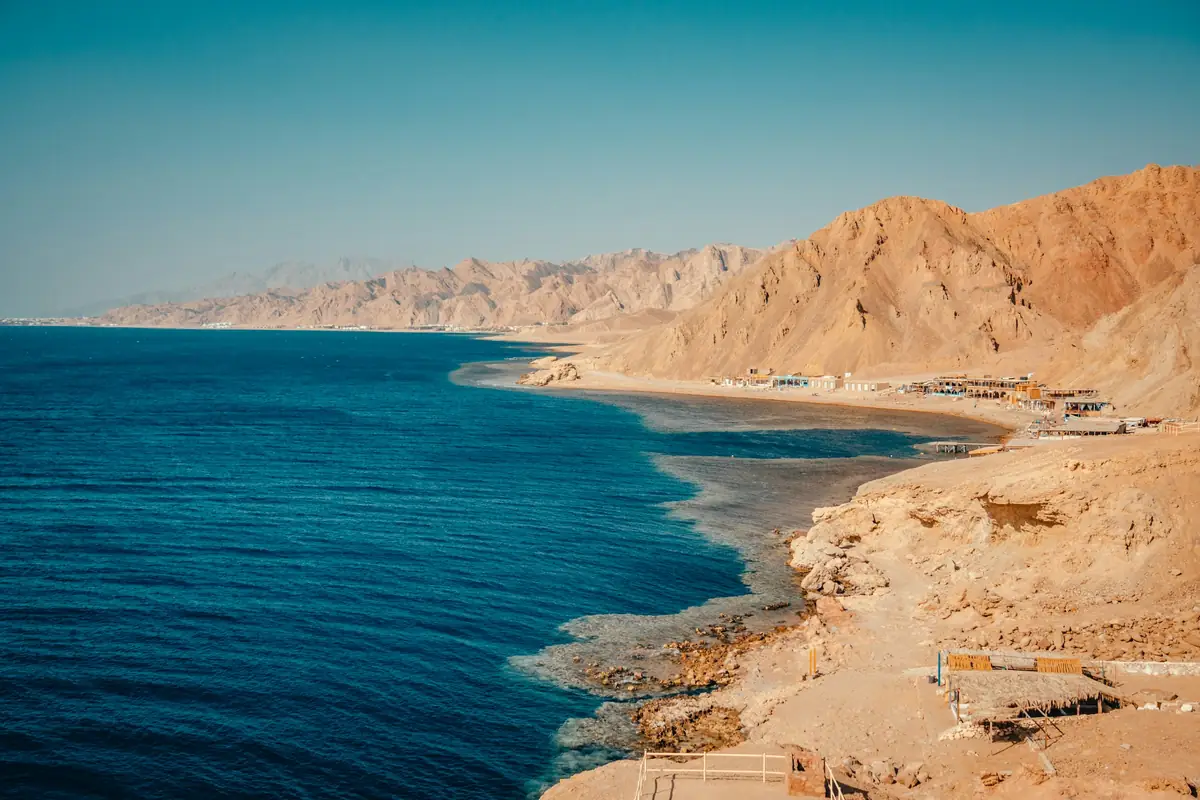 ساحل دهب وجبال سيناء على البحر الأحمر