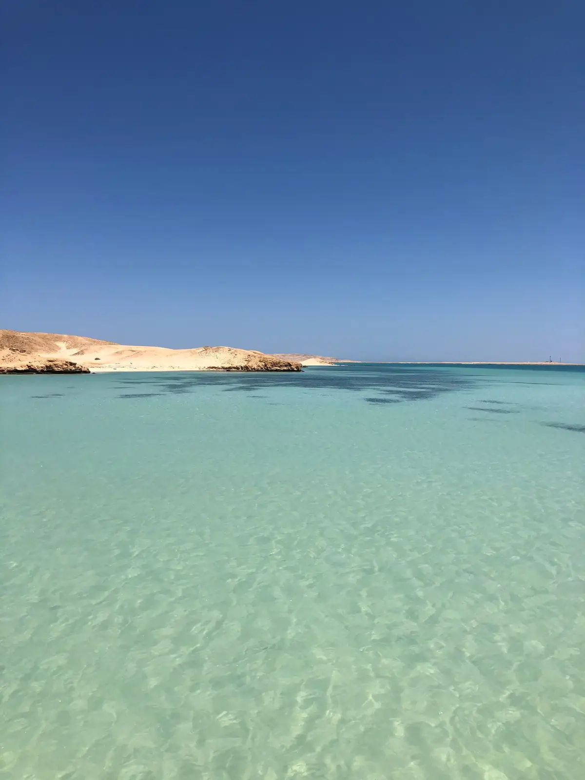 مياه صافية وجزيرة على البحر الأحمر في مصر
