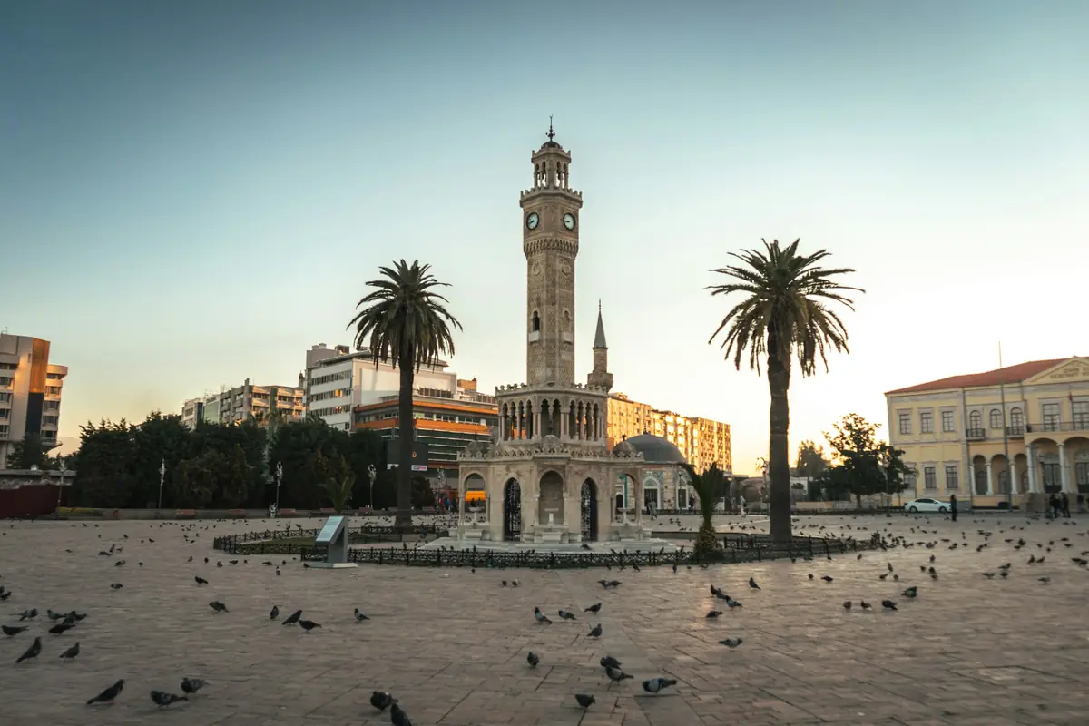 برج الساعة في ساحة كوناك بإزمير