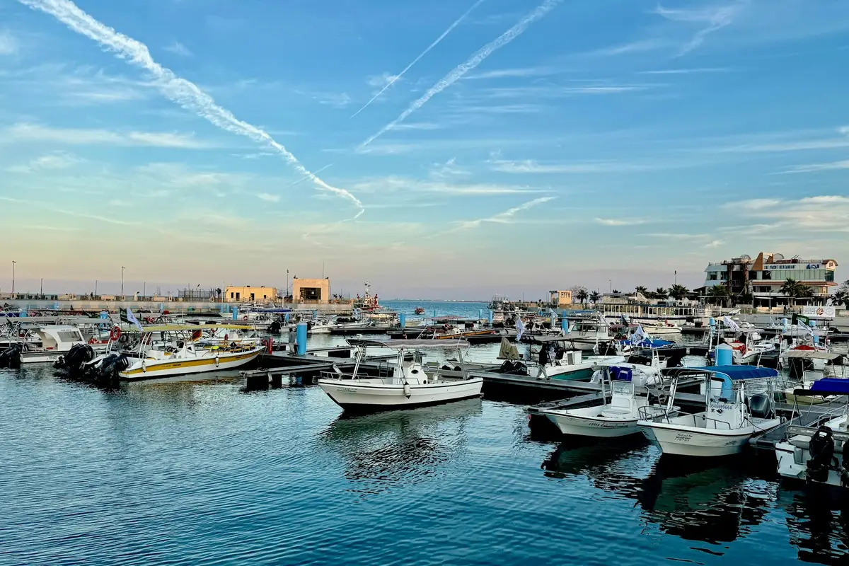 مرسى قوارب على شاطئ الجبيل