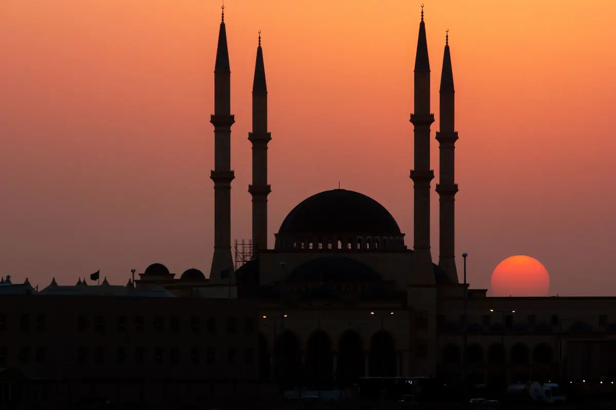 مسجد ومآذنه وقت الغروب في الخرج