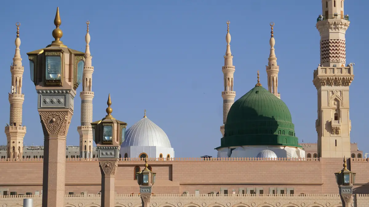 القبة الخضراء ومآذن المسجد النبوي في المدينة المنورة