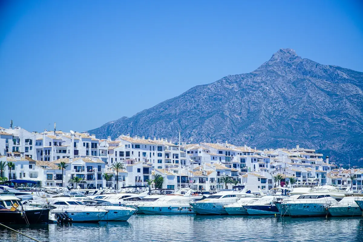 مارينا بويرتو بانوس وجبل لا كونتشا في ماربيا