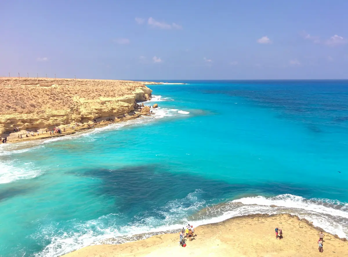 خليج بمياه فيروزية وصخور على ساحل مرسى مطروح