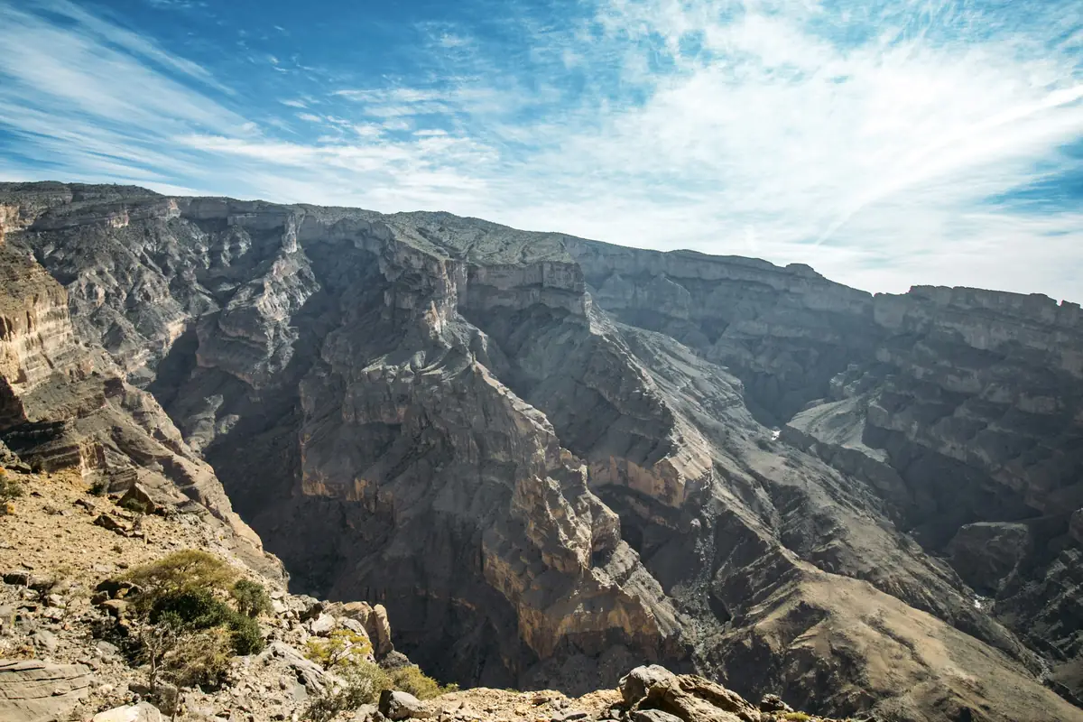 الوادي العميق تحت جبل شمس في جبال الحجر بعُمان