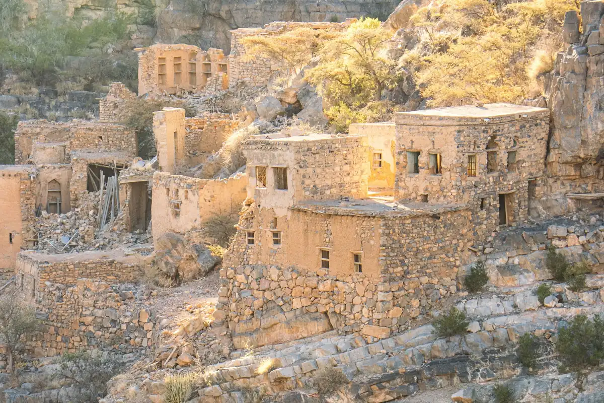 بيوت حجرية قديمة في وادي بني حبيب بالجبل الأخضر